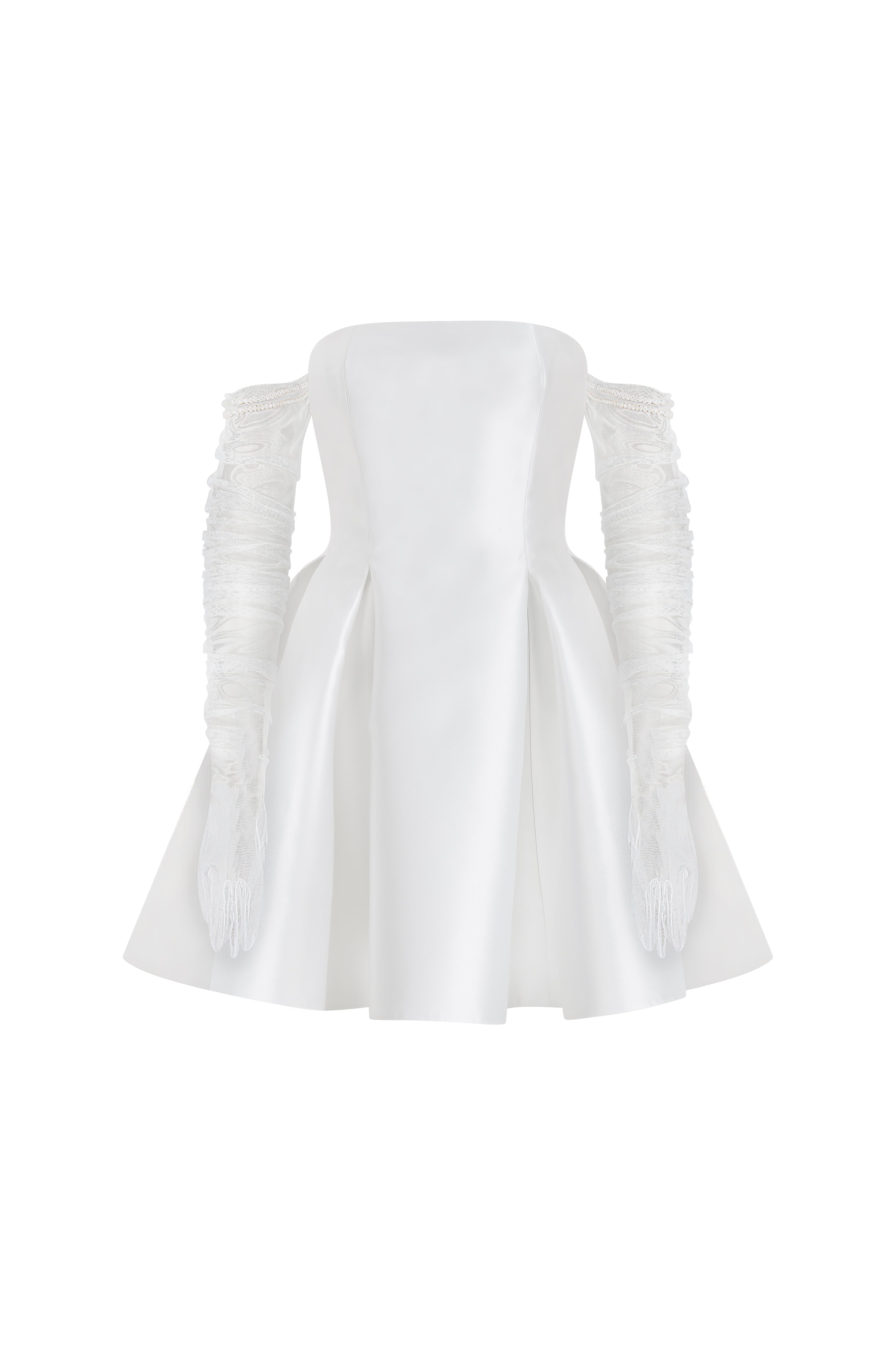 CLEO can be stylized with many options from BEGUM accessories, here matched with BEGUM pearl detailed tulle gloves